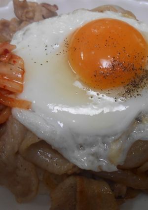 豚ばら肉と玉葱炒め白菜キムチ目玉焼きのせ-レシピのメイン写真