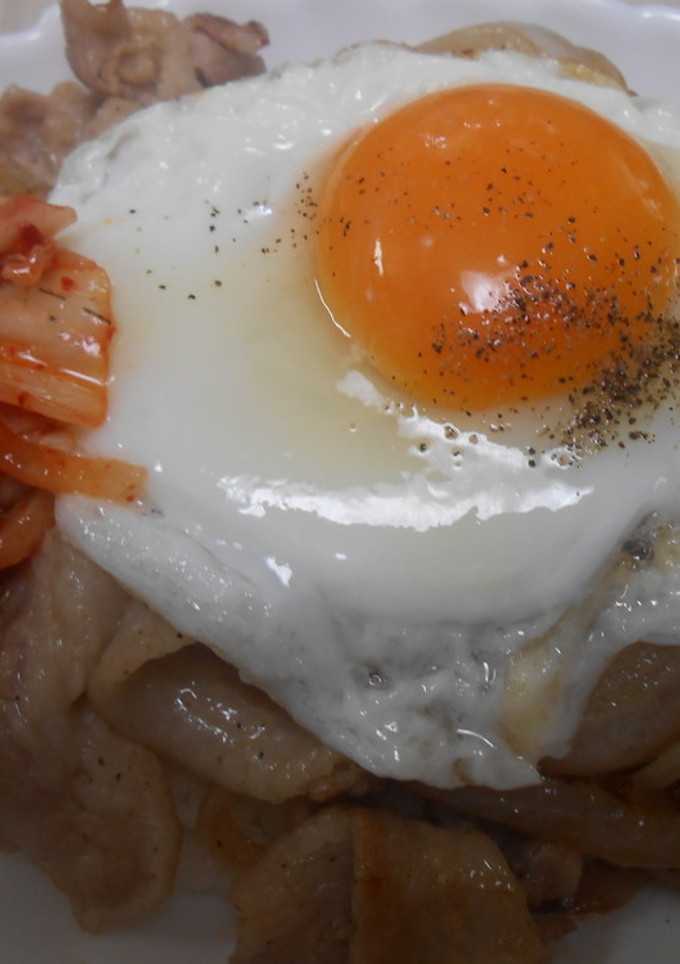 豚ばら肉と玉葱炒め白菜キムチ目玉焼きのせ-レシピのメイン写真