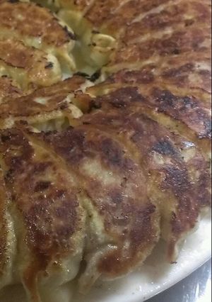 我が家で人気のジューシー肉餃子♪香り良！-レシピのメイン写真