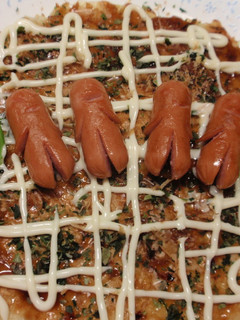 お好み焼きを陣取るソーセー人-レシピのメイン写真