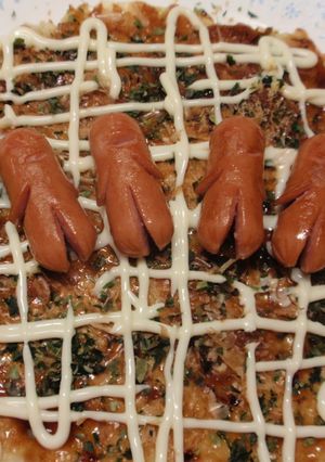 お好み焼きを陣取るソーセー人-レシピのメイン写真