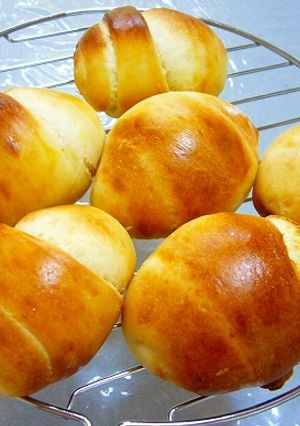 はかりなしでも、ふんわりバターロール-レシピのメイン写真