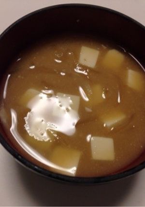 玉ねぎと豆腐の質素で心温まる味噌汁-レシピのメイン写真