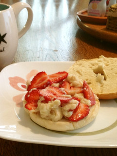 ベーグルとイチゴの簡単朝ごはん(^-^)-レシピのメイン写真