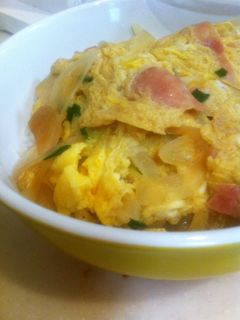 簡単ランチに♪玉葱ベーコンのふんわり卵丼-レシピのメイン写真