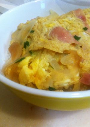 簡単ランチに♪玉葱ベーコンのふんわり卵丼-レシピのメイン写真