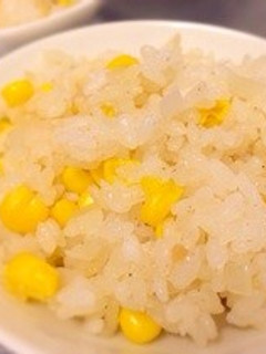 簡単★トウモロコシと玉ねぎの炊き込みご飯-レシピのメイン写真