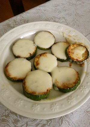 切って焼くだけ☆ズッキーニのチーズ焼き-レシピのメイン写真