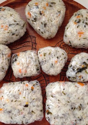わかめと人参入りご飯でおにぎり♪-レシピのメイン写真