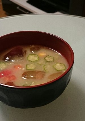 ぱぱっと冷や味噌汁(トマトとオクラ)-レシピのメイン写真