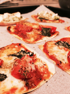 楽ちん、パリパリ餃子の皮ピザ-レシピのメイン写真