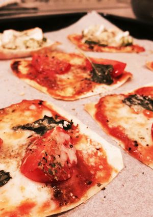 楽ちん、パリパリ餃子の皮ピザ-レシピのメイン写真
