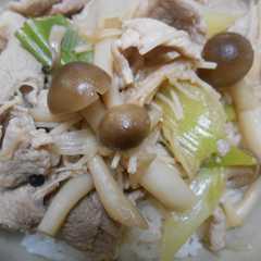 A picture of 本つゆで豚小間肉きのこ丼.