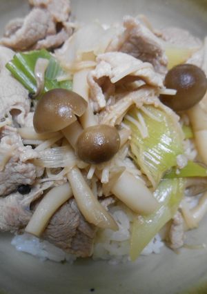 本つゆで豚小間肉きのこ丼-レシピのメイン写真