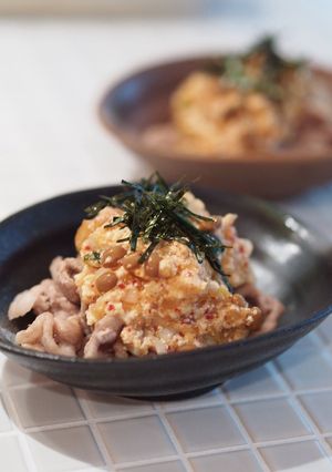 キムチ納豆玉ねぎの豆腐タルタル♪豚肉乗せ-レシピのメイン写真