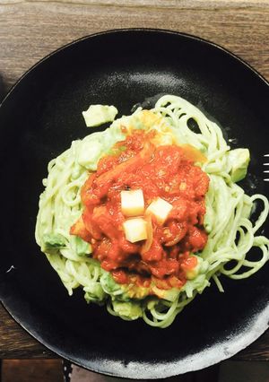 アボカドとフレッシュトマトの２色パスタ-レシピのメイン写真