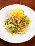 豆苗ともやしのごま油炒め刻み塩レモンのせ