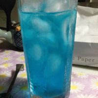 基本からアレンジまで！思わずつくりたくなる「ブルー カクテル