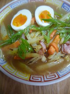 野菜炒めをのせたとんこつ醤油ラーメン-レシピのメイン写真