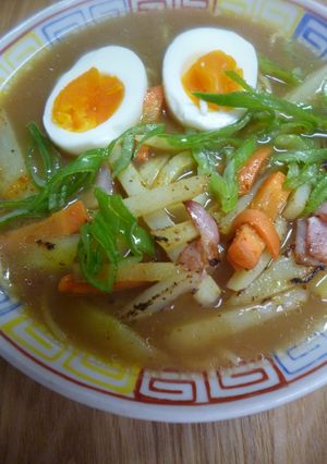 野菜炒めをのせたとんこつ醤油ラーメン-レシピのメイン写真