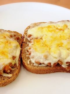 バジルと納豆のピザトースト-レシピのメイン写真