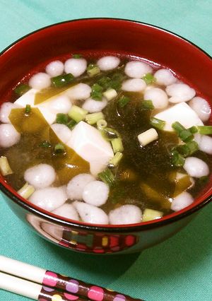 我が家の味噌汁♡豆腐とわかめと揚げ玉-レシピのメイン写真