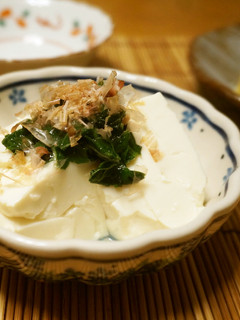 おつまみに☆モロヘイヤと鰹節の冷奴-レシピのメイン写真