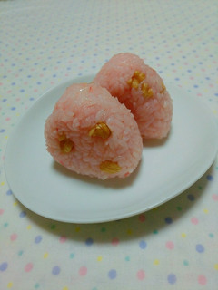 〖桜でんぶと胡桃のおにぎり〗-レシピのメイン写真