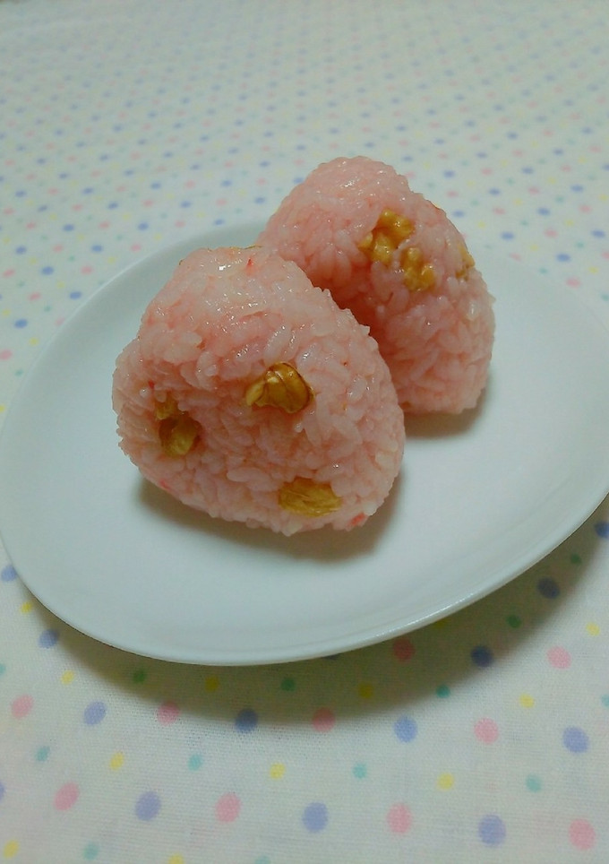 〖桜でんぶと胡桃のおにぎり〗-レシピのメイン写真