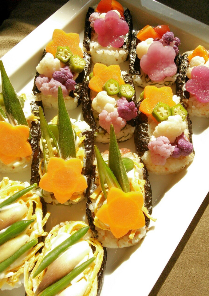 小さな押し寿司☆野菜の自然色でケーキ風-レシピのメイン写真