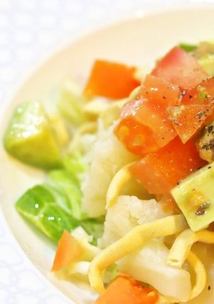 アボガドとトマトのサラダ　乾麺を入れて-レシピのメイン写真