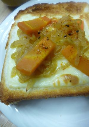 切干大根の煮物をのせたチーズトースト-レシピのメイン写真