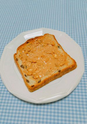 〖レーズンパンにピーナッツクリーム〗-レシピのメイン写真