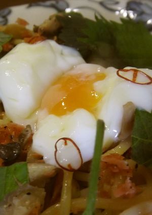 紫蘇と鮭フレークの温卵バジル風パスタ-レシピのメイン写真