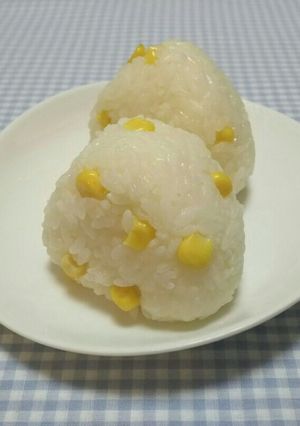 〖コーンと粉チーズのおにぎり〗-レシピのメイン写真