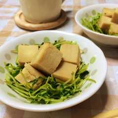 รูปของ 高野豆腐と豆苗のごま油炒め