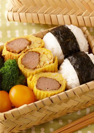 ミートボールの⼊った卵焼き-レシピのメイン写真
