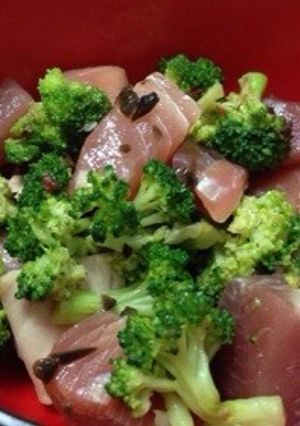 ぶつ切りマグロとブロッコリーサラダ-レシピのメイン写真