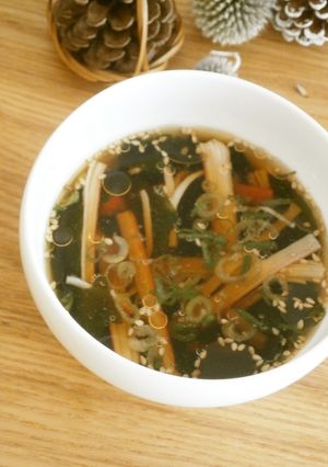 速攻完成!かにかまとワカメの中華風スープ-レシピのメイン写真