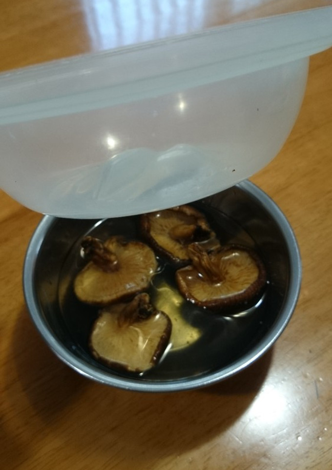レンジ用ふた利用で干し椎茸時短戻し法！-レシピのメイン写真