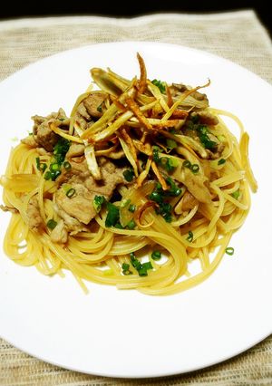 豚肉と舞茸のパスタ＊ごぼうチップスのせ-レシピのメイン写真