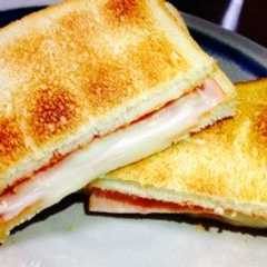 รูปของ 簡単♪ハムチーズのホットサンド