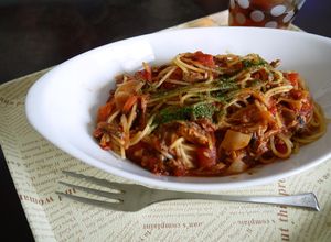 簡単！さんまの蒲焼き缶とトマトのパスタ-レシピのメイン写真