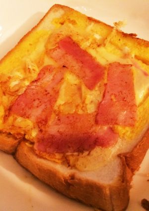 朝にピッタリ！ベーコンチーズのエッグパン-レシピのメイン写真