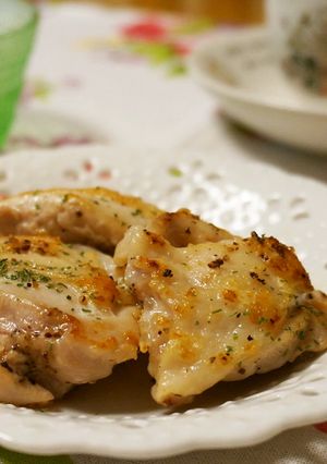 皮がパリパリ☆鶏もも肉のハーブレモン焼き-レシピのメイン写真