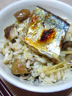 秋の味♪焼き秋刀魚とキノコの炊き込みご飯-レシピのメイン写真