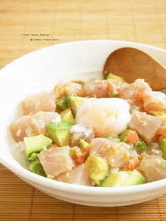 塩トマトで♪マグロとアボカドの温玉丼-レシピのメイン写真