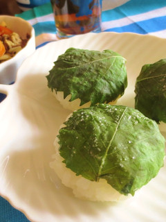 ほっこりする♪青じそ☆ごま油の塩おにぎり-レシピのメイン写真