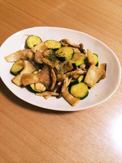 ズッキーニとキノコのバター炒め-レシピのメイン写真