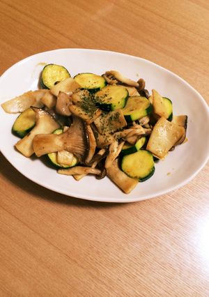 ズッキーニとキノコのバター炒め-レシピのメイン写真